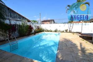 Casa com piscina, 3 dormitórios, sendo 2 suítes em Peruibe