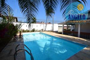 Casa com piscina, 3 dormitórios, sendo 2 suítes em Peruibe