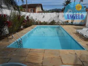 Casa com piscina, 3 dormitórios, sendo 2 suítes em Peruibe