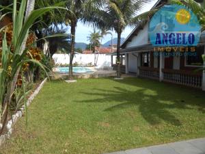Casa com piscina, 3 dormitórios, sendo 2 suítes em Peruibe