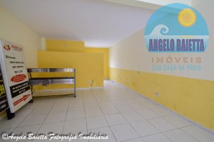 Salão comercial com 2 banheiros e cozinha - Centro - Peruíbe.