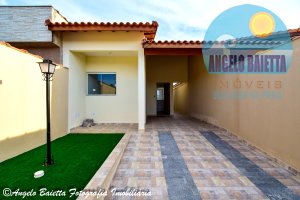 Casa com 2 dormitórios á venda no bairro Jardim Imperador em Peruíbe.