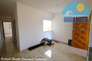 Casa com 2 dormitórios á venda no bairro Jardim Imperador em Peruíbe.