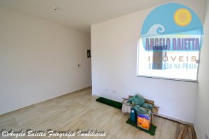 Casa com 2 dormitórios á venda no bairro Jardim Imperador em Peruíbe.