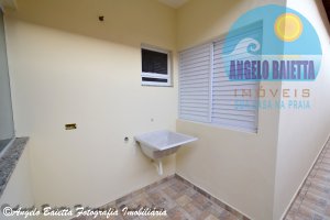 Casa com 2 dormitórios á venda no bairro Jardim Imperador em Peruíbe.