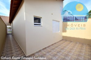 Casa com 2 dormitórios á venda no bairro Jardim Imperador em Peruíbe.