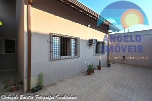 Casa com piscina á venda no bairro Icaraiba em Peruíbe