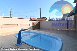 Casa com piscina á venda no bairro Icaraiba em Peruíbe