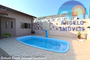 Casa com piscina á venda no bairro Icaraiba em Peruíbe