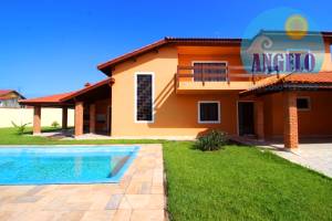 Casa com piscina, 3 lotes, no bairro Belmita Novaes em Peruibe