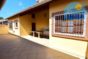 Casa térrea, piscina com 3 suítes, á 200 metros da praia