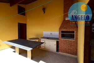 Casa térrea, piscina com 3 suítes, á 200 metros da praia