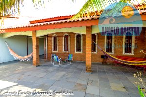 Casa com piscina, 3 dormitórios, á venda no bairro Belmira Novaes em Peruíbe
