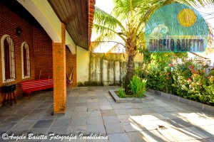 Casa com piscina, 3 dormitórios, á venda no bairro Belmira Novaes em Peruíbe