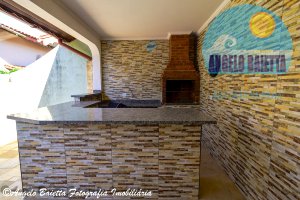 Casa com piscina, 3 dormitórios, á venda no bairro Belmira Novaes em Peruíbe