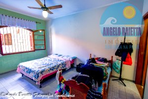 Casa com piscina, 3 dormitórios, á venda no bairro Belmira Novaes em Peruíbe