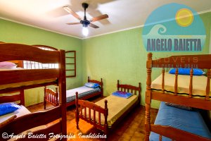 Casa com piscina, 3 dormitórios, á venda no bairro Belmira Novaes em Peruíbe