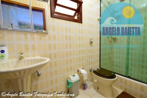 Casa com piscina, 3 dormitórios, á venda no bairro Belmira Novaes em Peruíbe