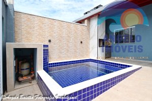 Casa com piscina, 2 dormitorios, á venda no bairro Ribamar em Peruíbe