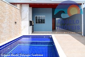 Casa com piscina, 2 dormitorios, á venda no bairro Ribamar em Peruíbe