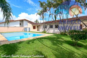 Casa em 2 lotes, 3 dormitórios, piscina, á venda no bairro Arpoador em Peruíbe