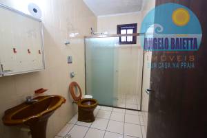 Casa á venda no bairro Icaraiba em Peruíbe, á 200 metros da praia