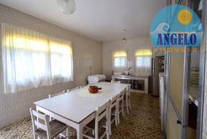 Casa terrea, 4 dormitorios, sendo 2 suítes, frente ao mar