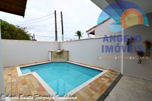Casa com piscina, 3 dormitórios, excelente acabamento, á venda no bairro Oásis em Peruíbe