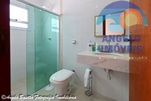 Casa com piscina, 3 dormitórios, excelente acabamento, á venda no bairro Oásis em Peruíbe