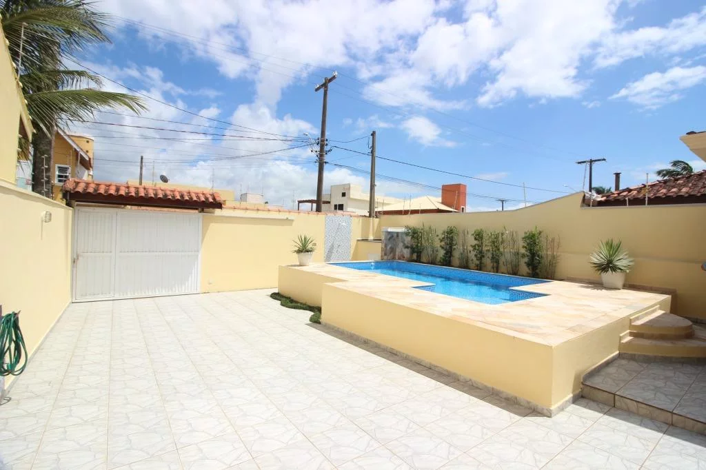Casa com piscina para venda no bairro Centro em Peruibe, á 200 metros da praia