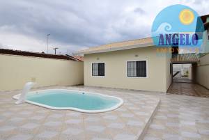Casa com piscina á venda no bairro Stella Maris em Peruíbe