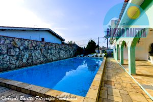 Casa com piscina á venda no bairro Stella Maris em Peruíbe