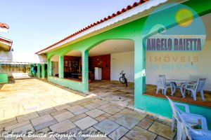 Casa com piscina á venda no bairro Stella Maris em Peruíbe