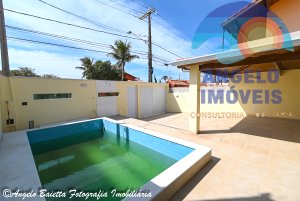 Casa com piscina no bairro Tres Marias em Peruíbe