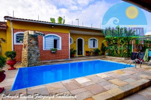 Casa com piscina á venda no bairro Cidade Nova Peruíbe em Peruíbe