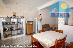 Casa com piscina á venda no bairro Belmira Novaes em Peruíbe