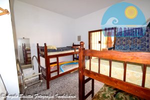 Casa com piscina á venda no bairro Belmira Novaes em Peruíbe