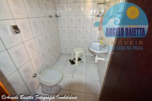 Casa com piscina á venda no bairro Belmira Novaes em Peruíbe