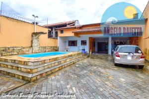 Casa com piscina á venda no bairro Belmira Novaes em Peruíbe