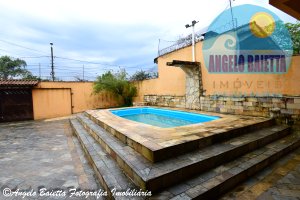 Casa com piscina á venda no bairro Belmira Novaes em Peruíbe