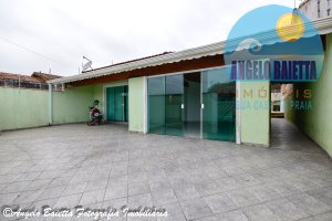 Casa com piscina á venda no bairro Cidade Nova Peruíbe em Peruíbe