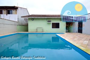 Casa com piscina á venda no bairro Cidade Nova Peruíbe em Peruíbe