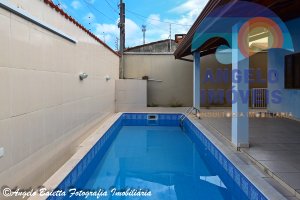 Casa com piscina á venda no bairro Cidade Nova Peruíbe em Peruíbe