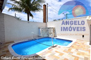 Casa com piscina á venda no bairro Stella Maris em Peruíbe