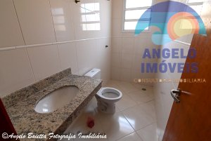 Casa lado linha á venda no bairro Stella Maris em Peruibe