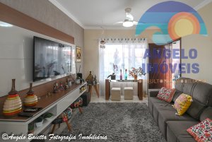 Casa á venda no bairro Jardim Marcia em Peruíbe