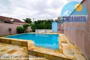 Casa com piscina á venda no bairro Oasis em Peruíbe