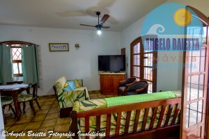 Casa com piscina á venda no bairro Oasis em Peruíbe