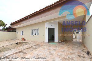 Casa nova com piscina á venda no bairro Mar e Sol em Peruíbe