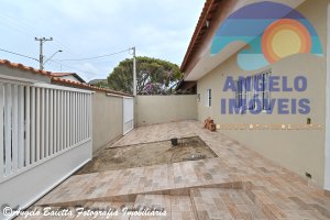 Casa nova com piscina á venda no bairro Mar e Sol em Peruíbe
